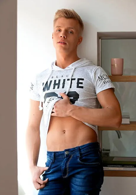 Hungarian twink Robin Rief jack off his cock in hot shower