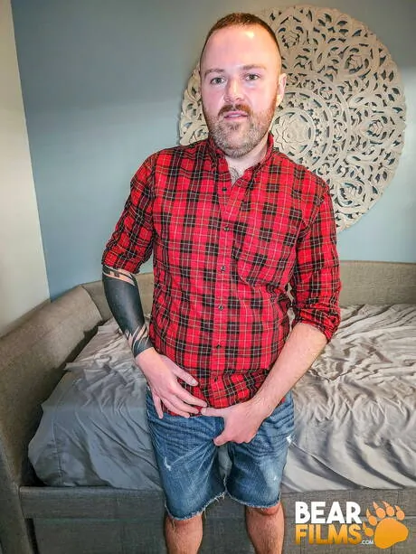 Hot bear Riley August jerk off his dick