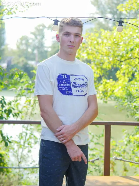 Hot twink Paul Mason shows a beautiful body outside