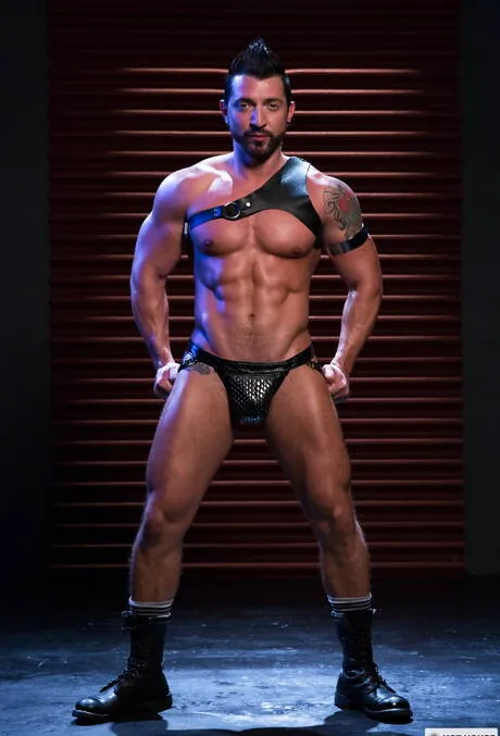 Brazilian hunk Jimmy Durano and american bodybuilder Derek Bolt fuck ass after