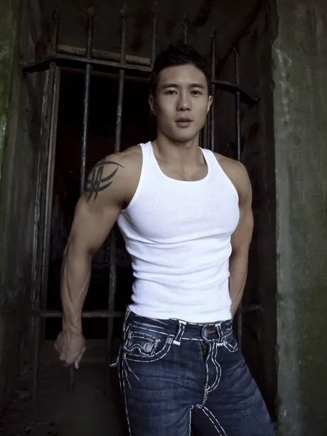Oriental muscular Peter Le shows a sturdy body in prison cage
