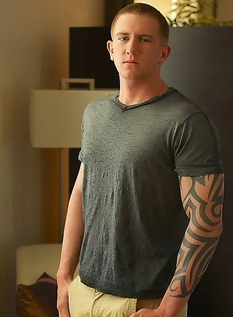 Bodybuilder Shayne get naked and showing his ass