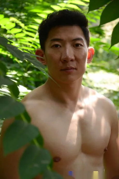 Husky guy Bren Bradshaw and asian muscular Cody Hong get naked and showing nice