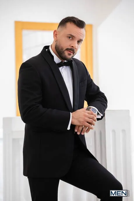 Spanish well-built Allen King and portuguese mature bear Sir Peter fuck ass