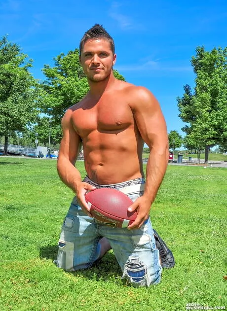 HotAF Bodybuilder Shawn Balfour posing nude and showing hot butt outdoor