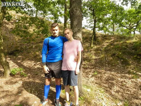 Pretty boy Lukas Dails and young dude Luke Geer have a good anal sex outdoor