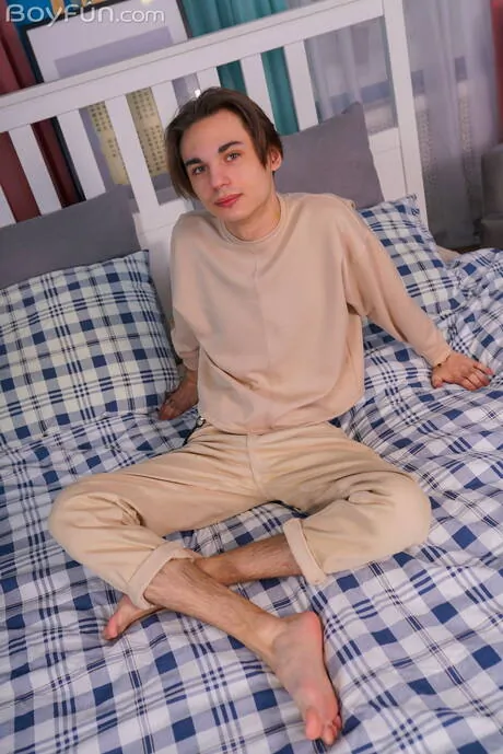 Pretty boy Leo Anderson posing nude and showing tight butt