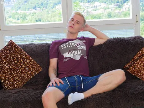 Pretty boy Jamie Kelvin undressing and showing hot ass