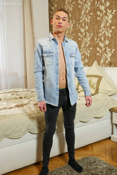 Pretty boy Jd Black shows a perfect body